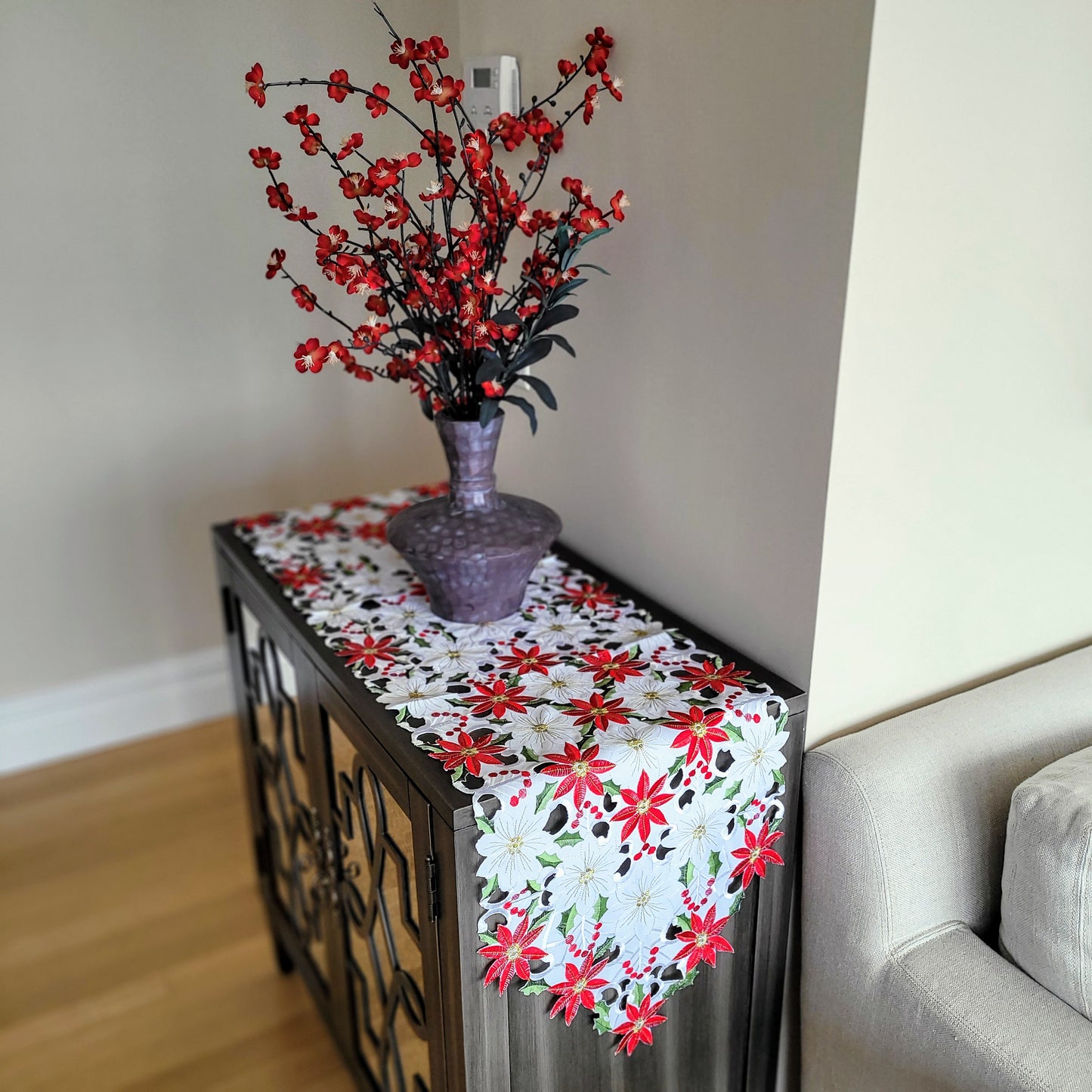 Embroidered Table Runner and 4 Doily Table Mats Set Beautiful Poinsettia Design